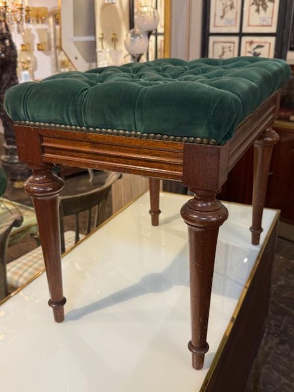 19th Century English Charles X Mahogany Bench with Tufted Green Velvet Upholstery - Image 6
